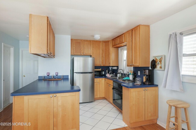 Building Photo - 44 Island Dr
