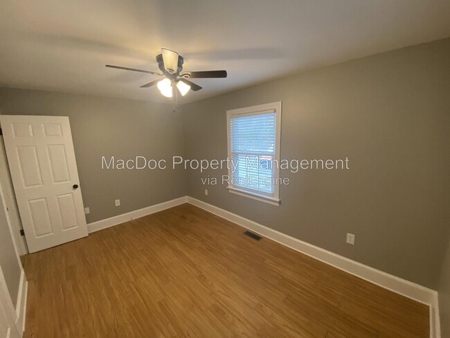 Building Photo - 214 W Broaddus Ave