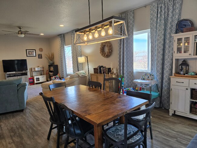 Building Photo - 310 Pavo Ct