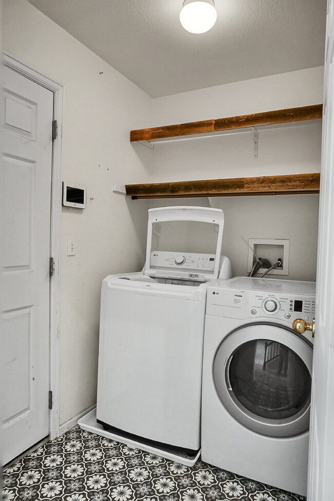 Building Photo - $2,695.00, 4 bed, 3.5 bath, located in Col...