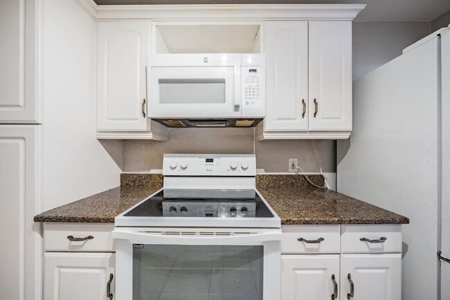 Building Photo - Spacious 2 Bed 2 Bath Condo in Heart of So...