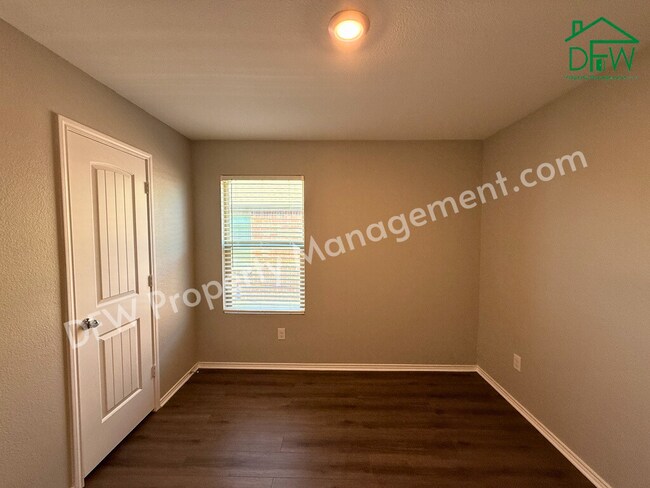 Building Photo - Modern 4-Bedroom Home with Island Kitchen & Spacious Backyard in Princeton!