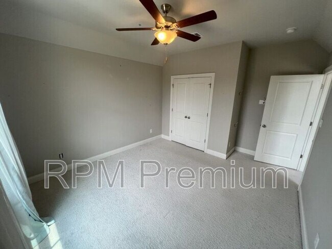 Building Photo - 1271 Rockport St