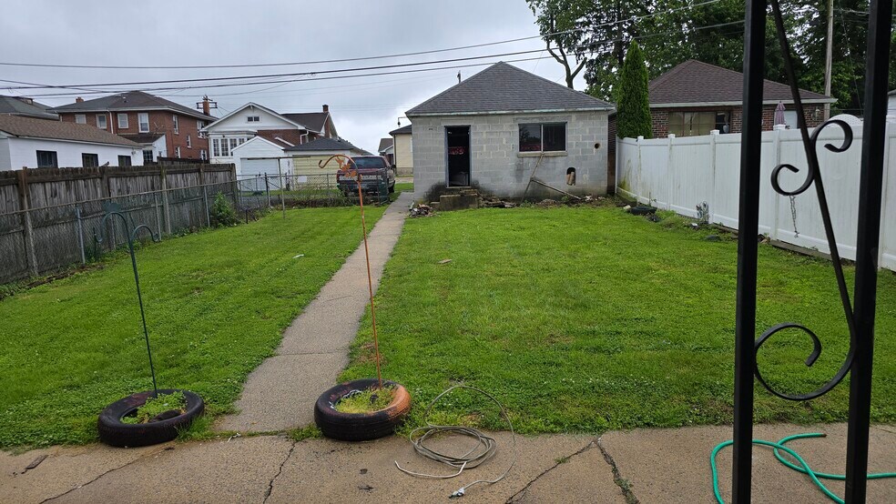 Building Photo - 1424 Lancaster Ave