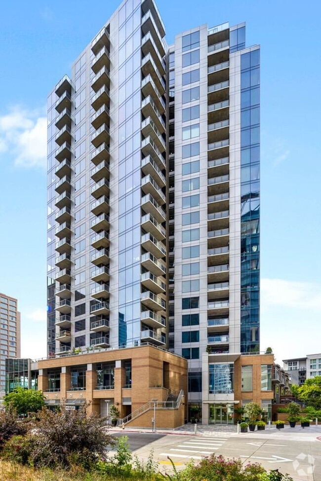 Building Photo - DOWNTOWN BELLEVUE BEAUTY!!