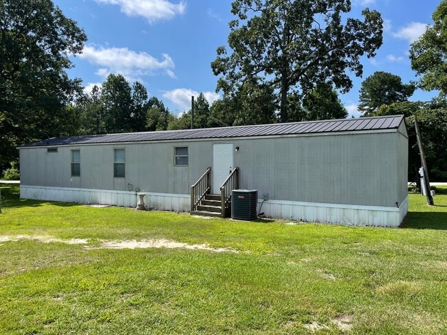 Building Photo - 3 Bed, 2 Bath Mobile Home in Sanford NC