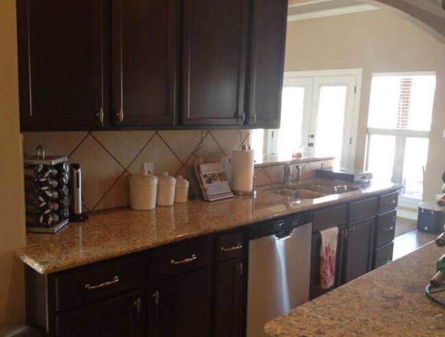 Building Photo - SAVANNAH PLACE!