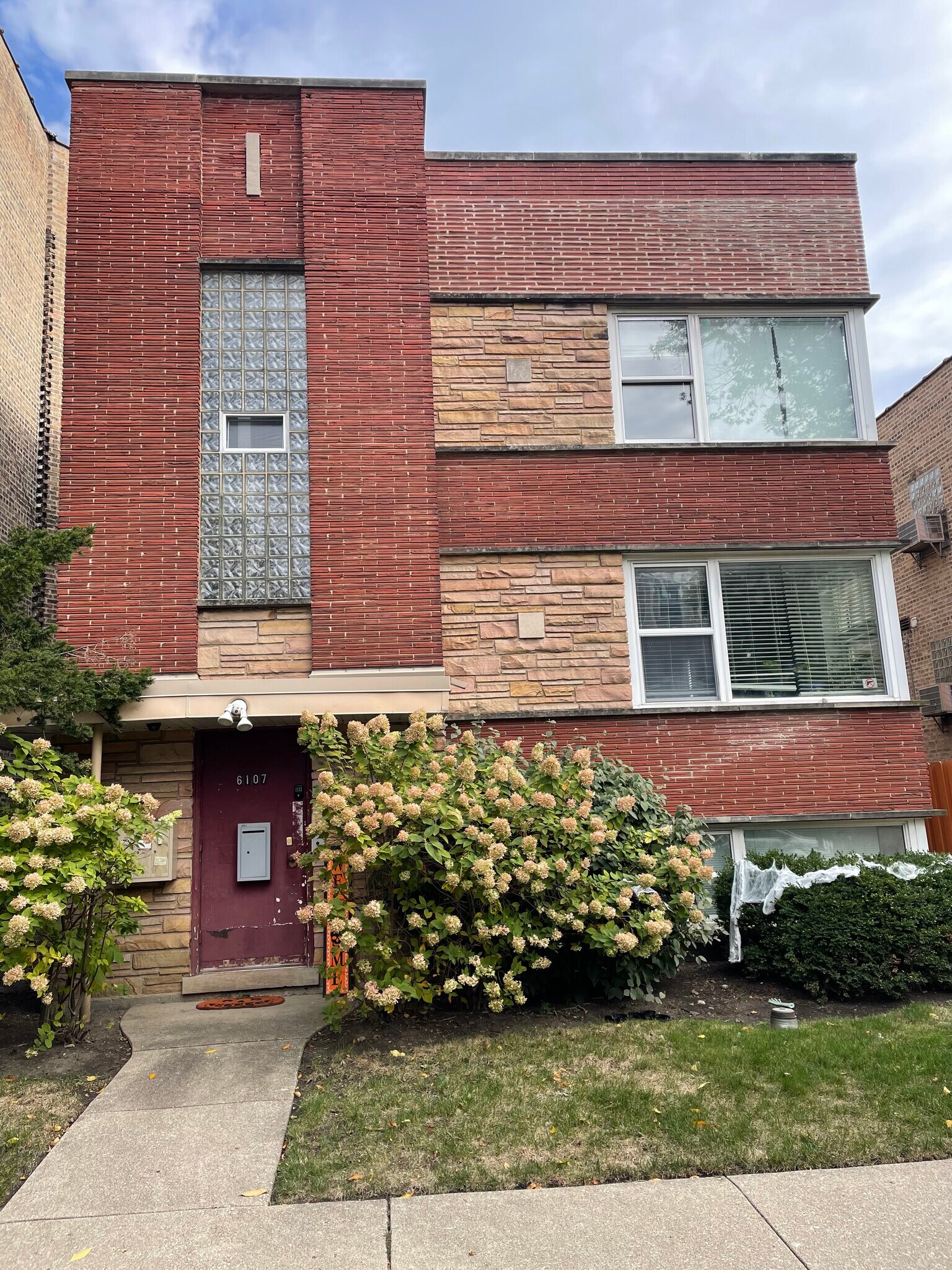 Building Photo - 6107 N Mozart St