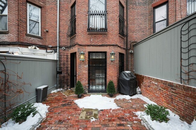 Building Photo - 381 Beacon St