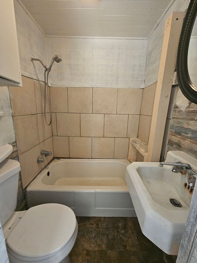 Building Photo - 658 Washington Ave