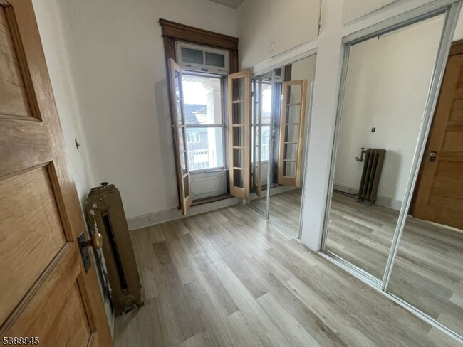 Building Photo - 237 Park Ave