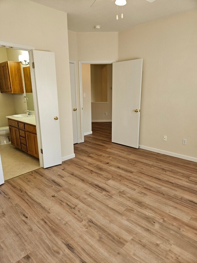 Building Photo - 1002 Woodview Dr