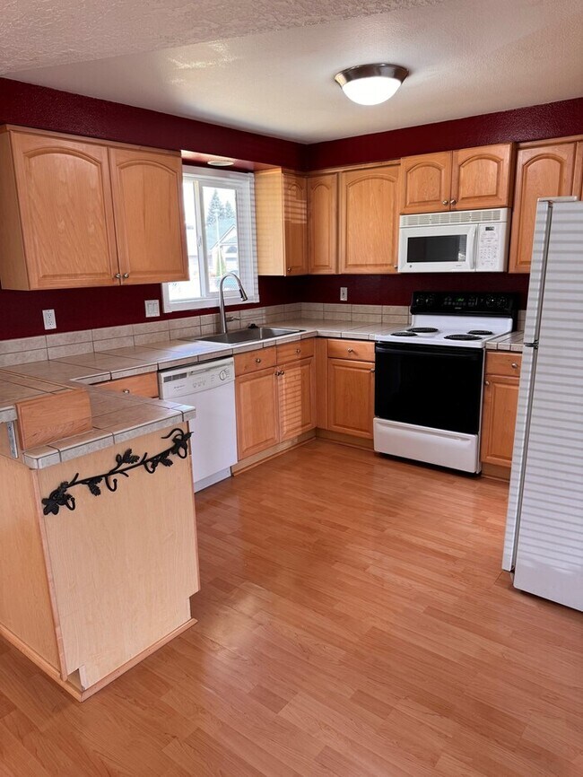 Building Photo - Single Level Home w/HUGE fenced yard, AC, W/D, Garage & More!