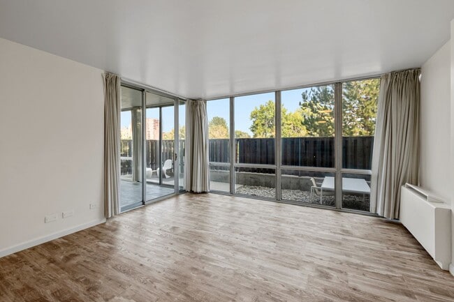 Building Photo - Beautifully renovated condo in the Cherry Creek Area!