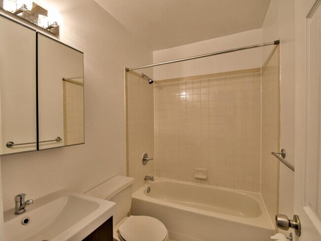 Building Photo - 1319 Belmont St NW