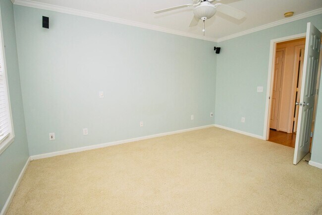 Building Photo - Charming 3 Bedroom, 2 Bathroom in Rosewood - Available May 2026!