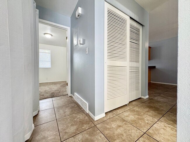 Building Photo - Charming 3-Bed Townhome in Holladay – Fenced Yard, Ample Parking & Prime Location