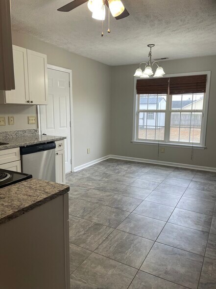 Building Photo - 122 Mosswood Dr