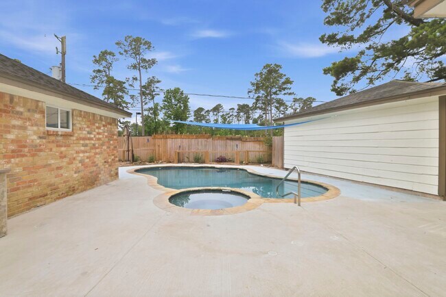 Building Photo - 15215 Parkville Dr