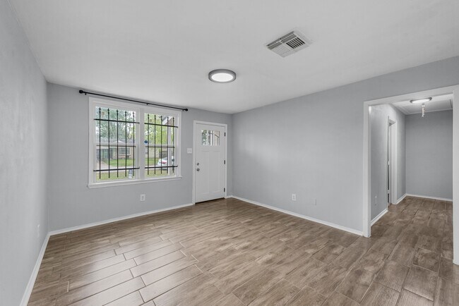 Building Photo - 9410 Rosehaven Dr