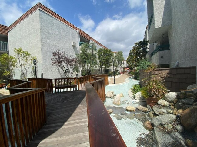 Building Photo - 355 S Los Robles Ave