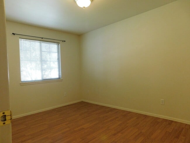 Building Photo - Quiet Neighborhood!