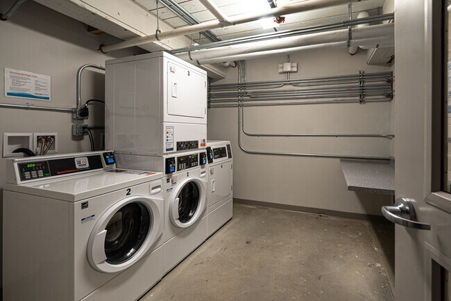 Building Photo - Dewitt Block, Rare 2 Bed/1 Bath Apartment Available Immediately - $1,866 - ALL UTILITIES INCLUDED