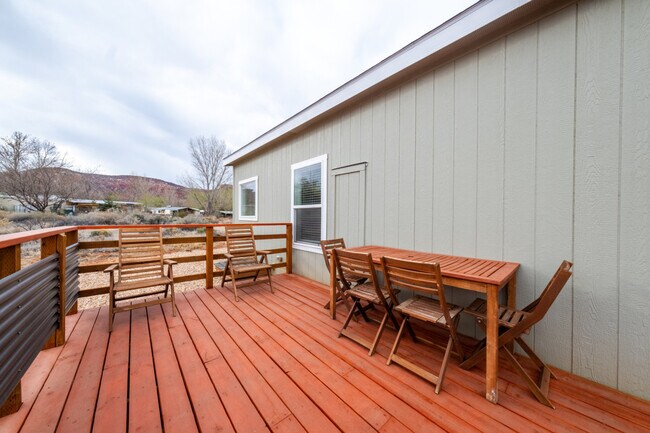 Building Photo - 523 W Vance Dr