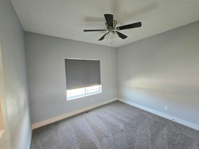 Building Photo - 5 Bedroom/3Bath Single Family Home