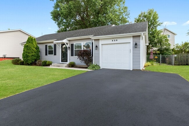 Building Photo - 939 Shorewood Dr