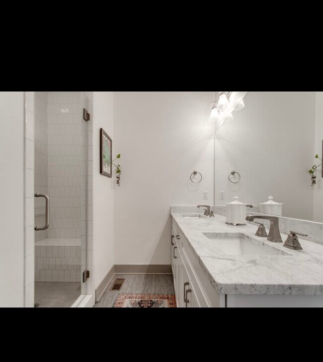 Building Photo - 2209 15th Ave N