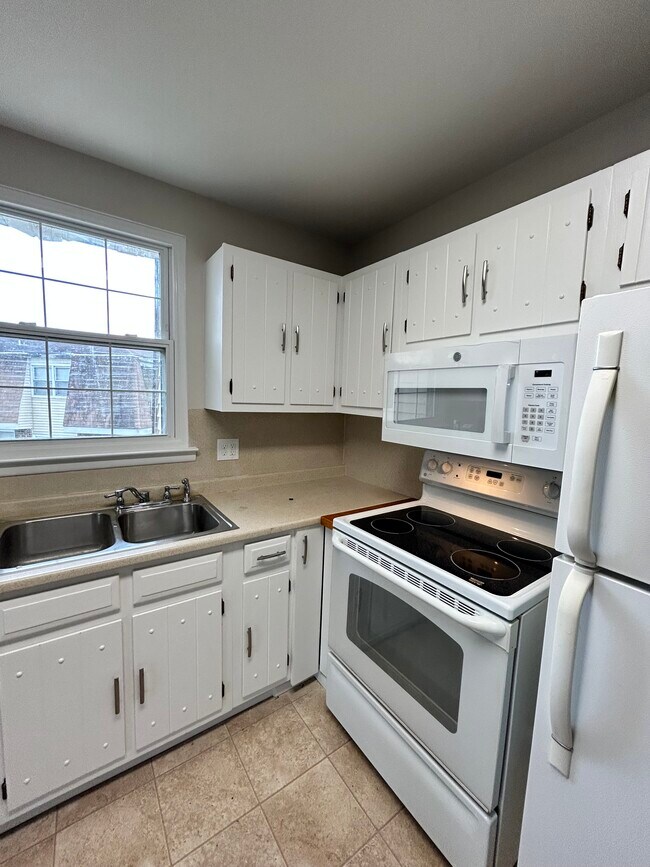 Kitchen 4 - 3 Florence Tollgate Plz