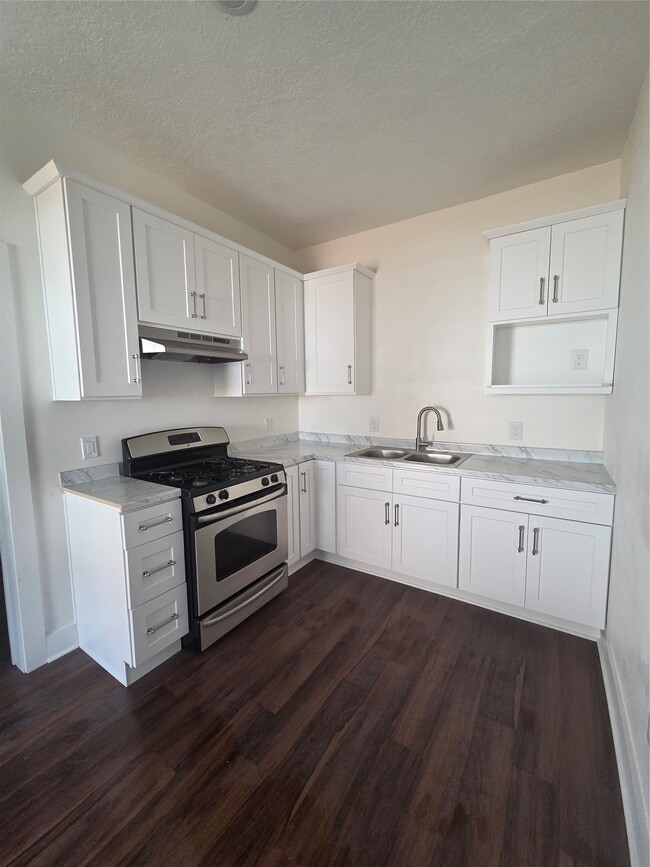 Building Photo - 131 N Maplewood St