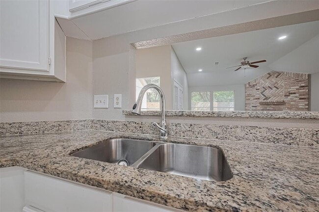 Building Photo - 2339 Loyanne Dr