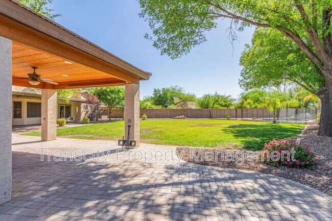 Building Photo - 1028 E Orchid Ln