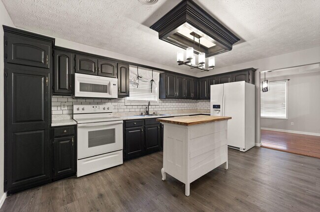 Building Photo - 180 Lilly Ln