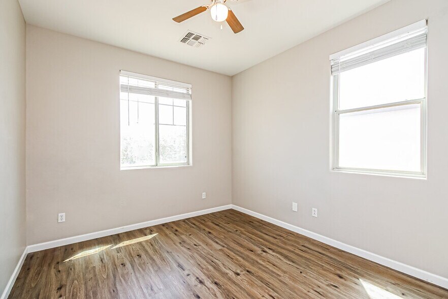 Building Photo - 1238 E Julian Dr