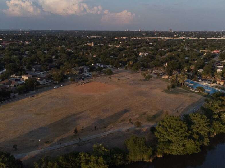 Building Photo - 1826 W French Pl