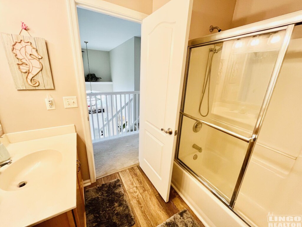 Full bathroom - 20256 Simonton Ct