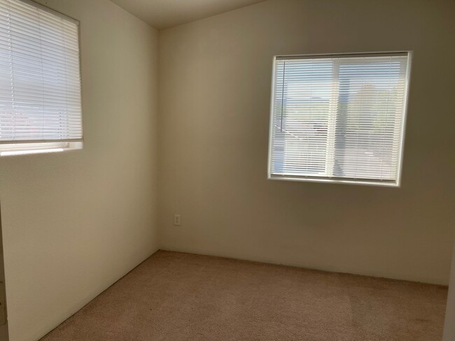 Building Photo - Very Nice 2 bedroom 1.5 Bath Townhome