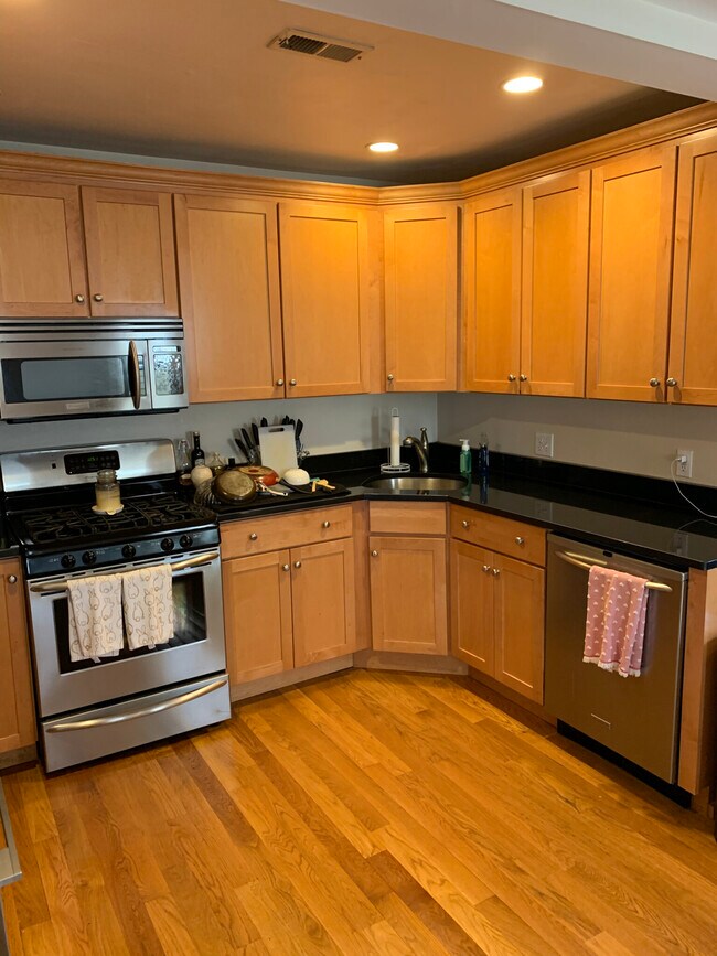 Building Photo - 212 L St