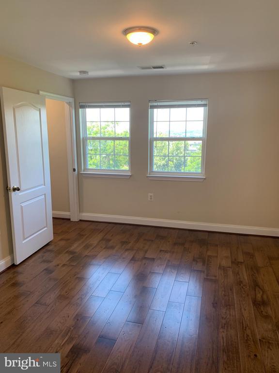 Building Photo - 400 Symphony Cir