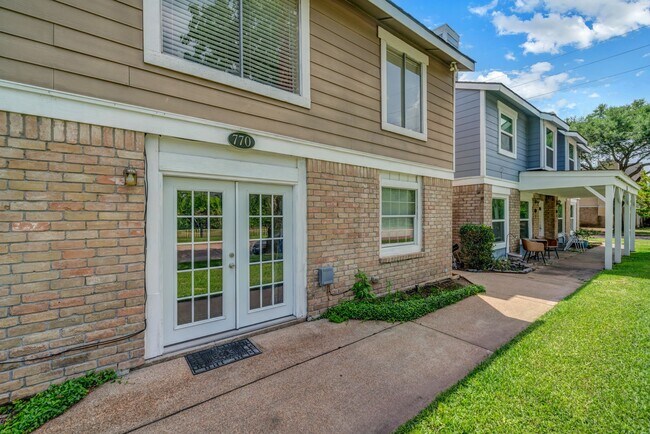 Building Photo - 770 Memorial Mews St