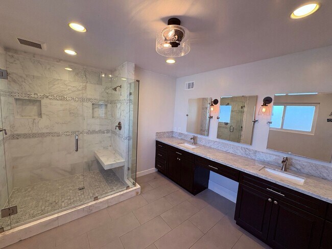 Building Photo - Upgraded 3 bedroom, 2 1/2 bath home with HUGE private yard.  This is a true hidden gem.