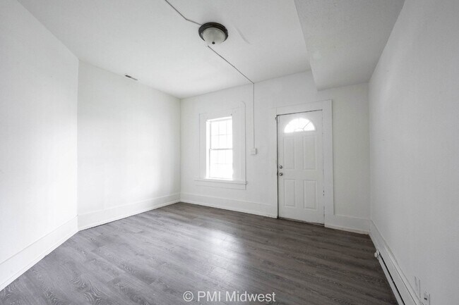Building Photo - "Charming Duplex Retreat: Spacious 2-Bedro...