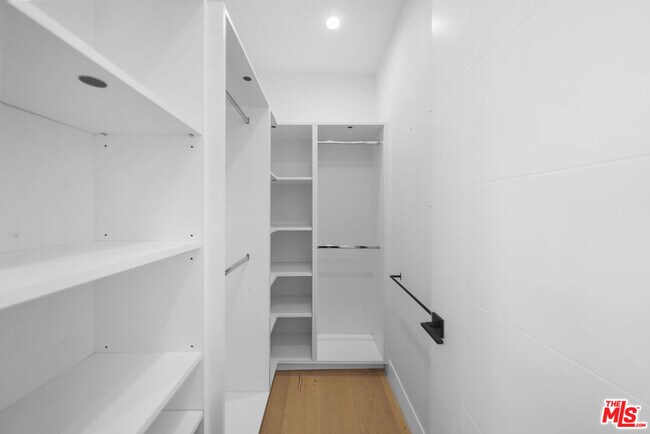 Building Photo - 733 N Gramercy Pl