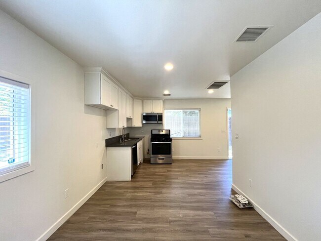 Building Photo - 1629 Kendall Dr