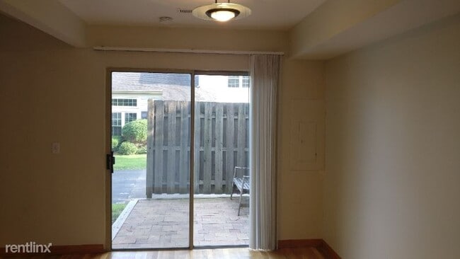 Building Photo - 2 br, 1.5 bath Townhome - 1138 N Knollwood Dr