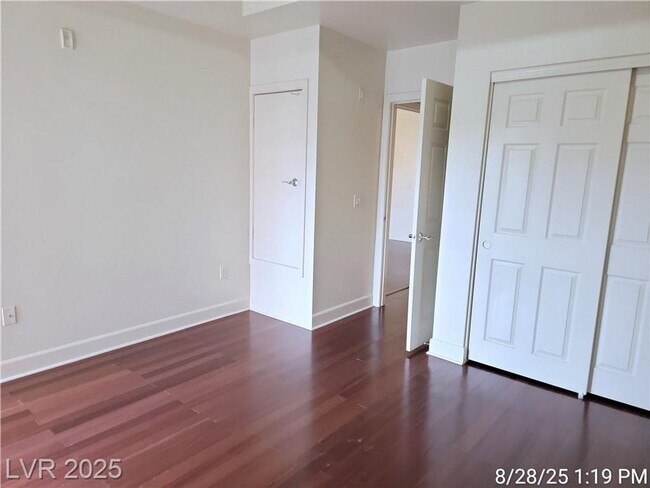 Building Photo - FABULOUS PARK AVENUE--MIDRISE LIVING!!