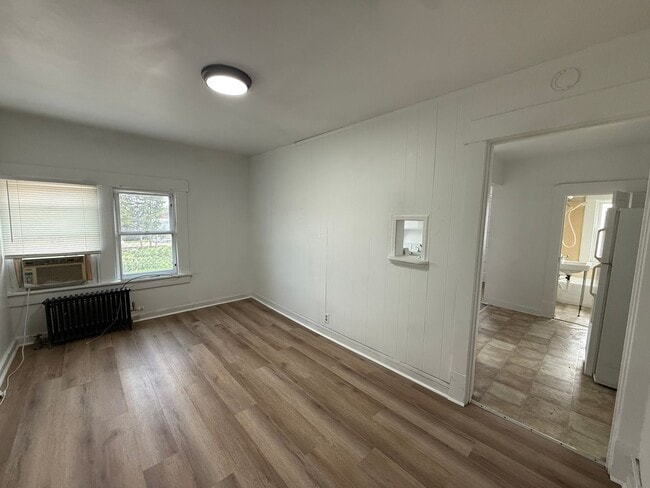 Building Photo - 1 bedroom, 1 bathroom Apartment! JULY 2026!